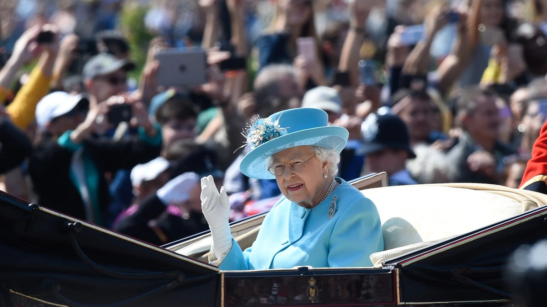 Queen Elizabeth to leave London and cancels garden parties