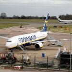 Un avión de Ryanair en el aeropuerto londinense de Luton
