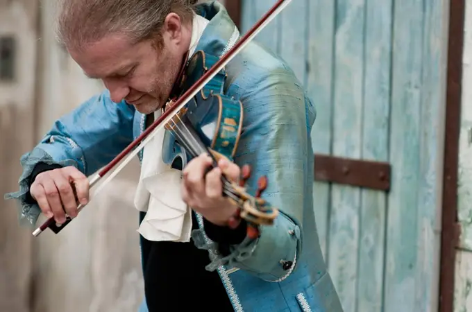El violinista que toca a 7 euros la entrada desde el salón de su casa 