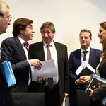 La primera ministra belga, Sophie Wilmès, junto a los líderes políticos de Flandes y Valonia/EFE