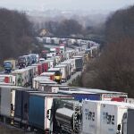 Camiones esperan largas colas de hasta 60 kilómetros en Bautzen, en la frontera entre Alemania y Polonia/AP