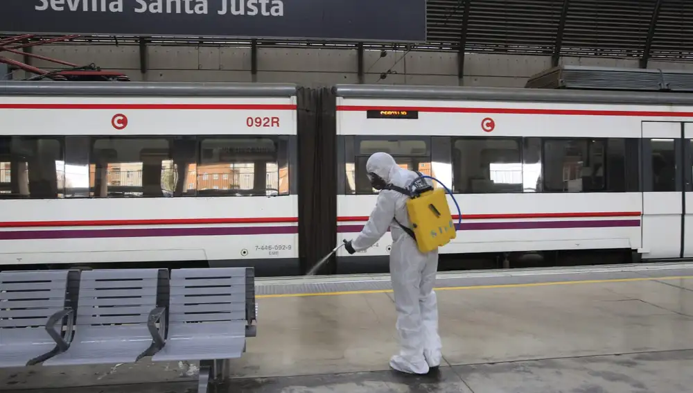 Efectivos de la UME desinfectan la estación de Sevilla Santa Justa