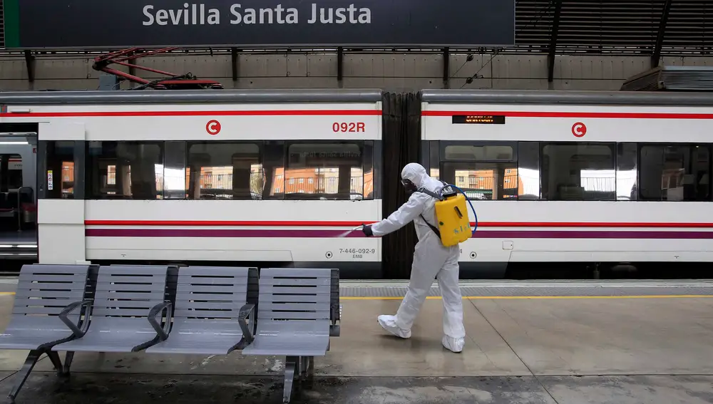 La UME desinfecta Santa Justa