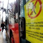 Un cartel en la puerta delantera de un autobus de la Empresa Municipal de Transportes (EMT) de Valencia avisa de que no se venden billetes sencillos y que los viajeros tienen que acceder al vehículo por la puerta trasera con lo que se busca reducir el contacto de su personal de conducción con las personas usuarias como medida de prevención de la transmisión del coronavirus.