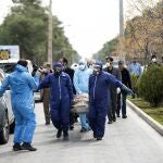 Un grupo de hombres porta el cadáver de un diputado iraní, Fatemeh Rahbar, que murió el sábado 7 en Teherán