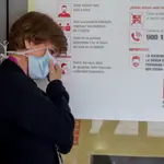 Una enfermera descansa en una de las puertas pertenecientes al Hospital Gregorio Marañón de Madrid en el primer día laborable del estado de alarma por el coronavirus en Madrid, en Madrid