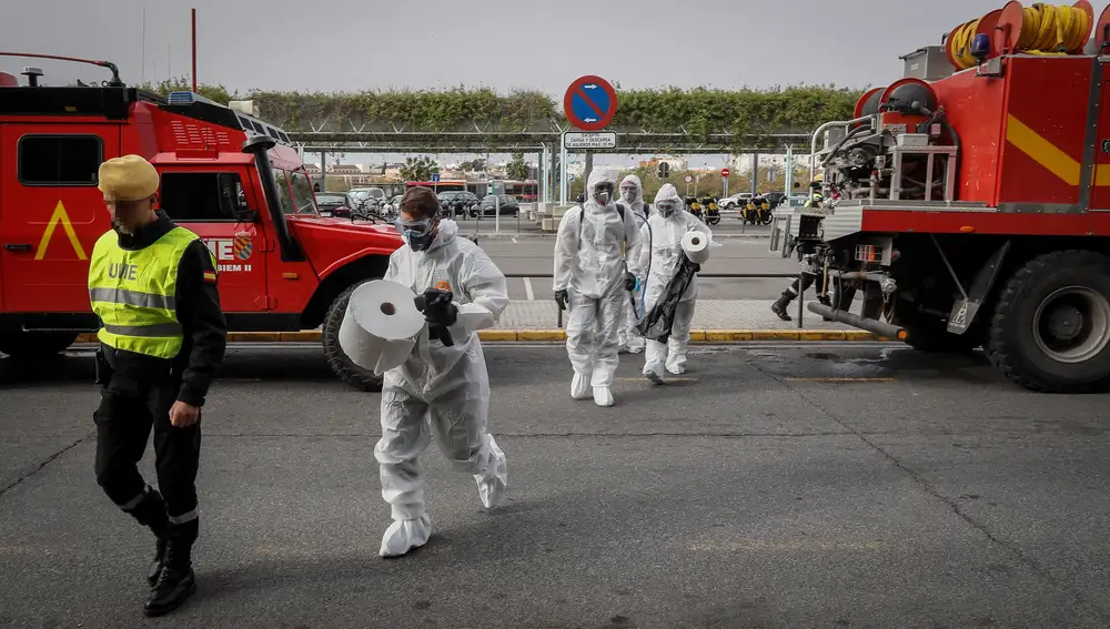 Efectivos de la Unidad Militar de Emergencias (UME) realizando hoy trabajos de desinfección en la estación de Santa Justa en Sevilla en el cuarto día tras la declaración de alarma decretada por el coronavirus.