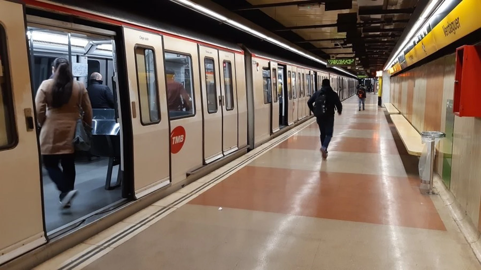 Coronavirus.- El Metro de Barcelona registra un 61% menos de pasajeros hasta las 6.00 horas