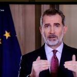 GRAF8962. MADRID, 18/03/2020.- Imagen tomada de televisión. El rey Felipe VI se dirige esta noche a los españoles en un mensaje por televisión en relación con la crisis del coronavirus después de reunirse en el Palacio de la Zarzuela con el presidente del Gobierno, Pedro Sánchez, y los cuatro ministros que integran el comité técnico de gestión de la pandemia. EFE/JuanJo Martín