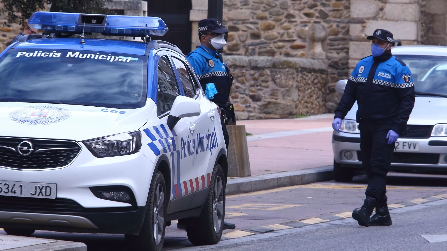 Agentes de policía vigilan que la gente cumplan con las cuarentenas