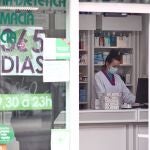 Una farmacéutica trabaja protegida con mascarilla en Madrid