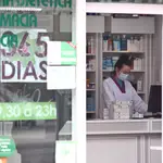 Una farmacéutica trabaja protegida con mascarilla en Madrid