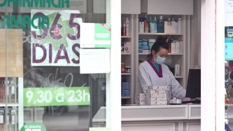 Una farmacéutica trabaja protegida con mascarilla en Madrid