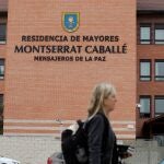Una mujer pasa frente a la residencia Montserrat Caballé, gestionada por Mensajeros de la Paz en el barrio de Barajas de Madrid