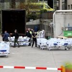 Operarios llevan camas para la UCI del Hospital la paz