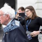 El senador demócrata Bernie Sanders abandona el Capitolio tras participar en una votación sobre el coronavirus y se dirige a su estado Vermont para reflexionar sobre su candidatura