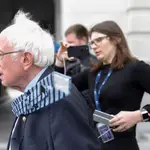 El senador demócrata Bernie Sanders abandona el Capitolio tras participar en una votación sobre el coronavirus y se dirige a su estado Vermont para reflexionar sobre su candidatura