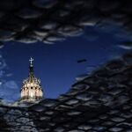 La cruz de la cúpula del Vaticano reflejada en el agua11/03/2020 ONLY FOR USE IN SPAIN