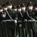 Patrulla militar en una calle de Pekín