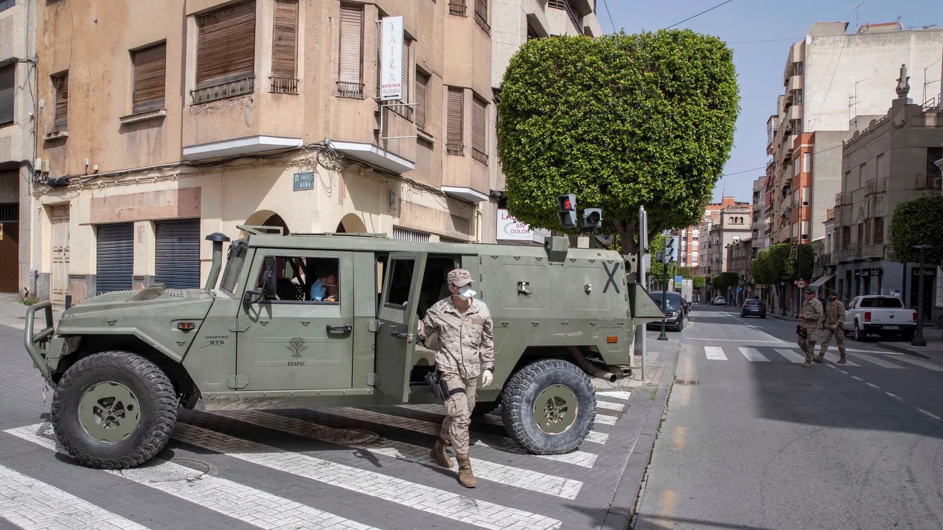 Un militar del Ejército del Aire, ayer, en Murcia