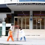 Dos empleadas con máscaras sanitarias pasan frente al hotel Gran Hotel Colon de la cadena Ayre, perteneciente a la empresa ibicenca Palladium Hotel Group, que acoge a partir de este jueves a pacientes de la Comunidad de Madrid con motivo de la crisis de la pandemia de coronavirus. EFE/Juanjo Martín