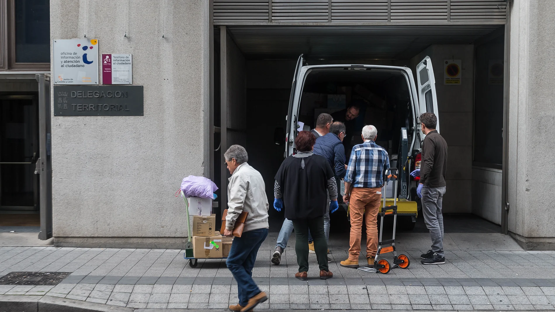 Personas cargando materiales de protección sanitarios la Delegación territorial de la Junta en Valladolid durante el estado de alarma por el coronavirus.