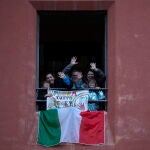 Gente confinada en una casa en Roma