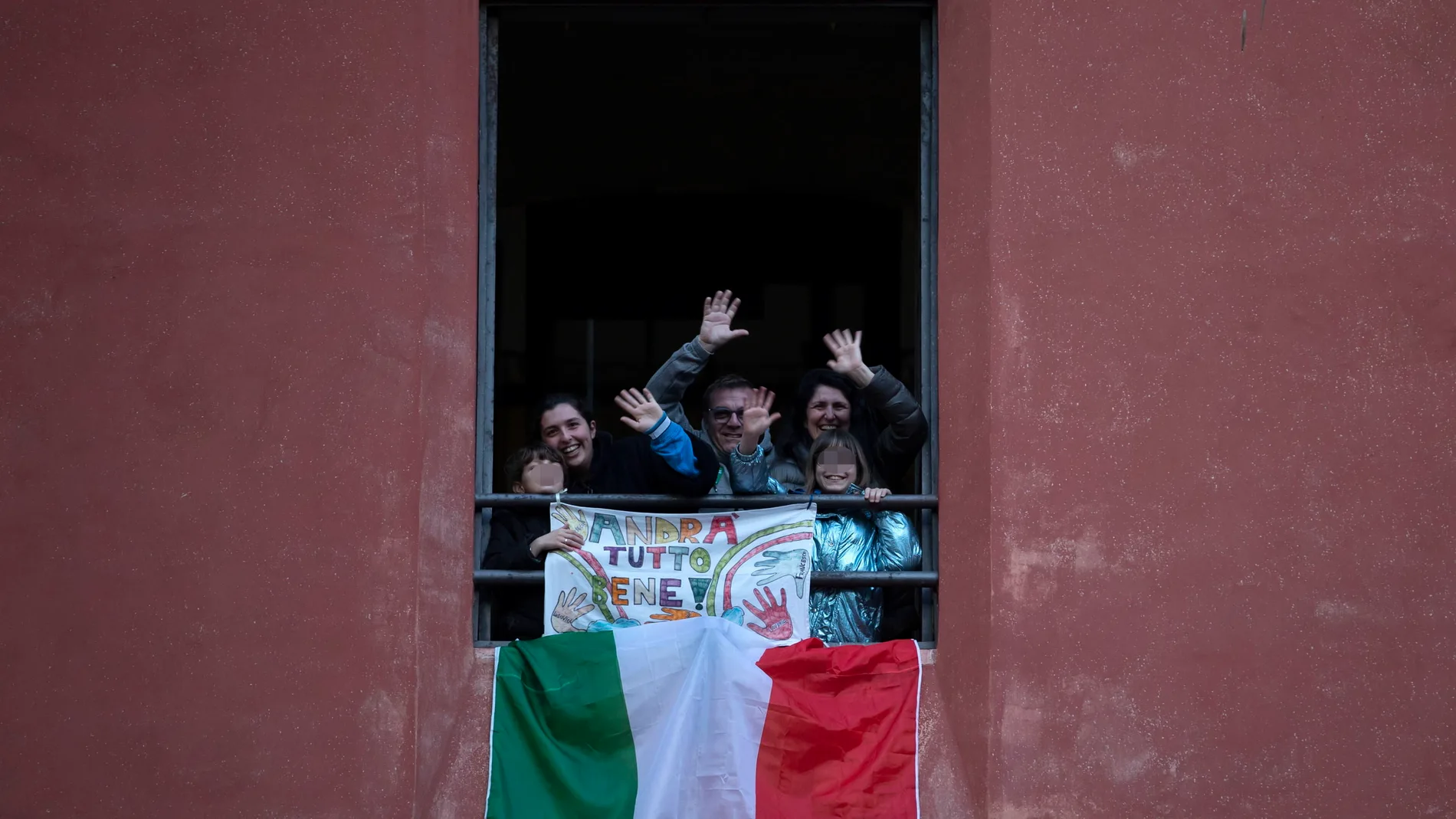 Gente confinada en una casa en Roma