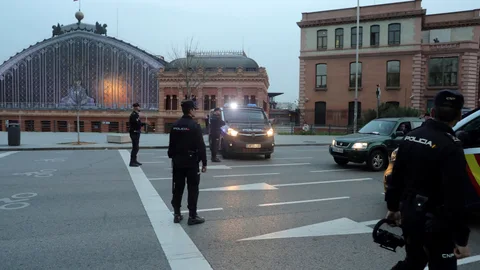 Agentes de policía montan guardia frente a la estación de Atocha debido al Estado de Alarma decretado por el Gobierno para frenar la propagación del Coronavirus