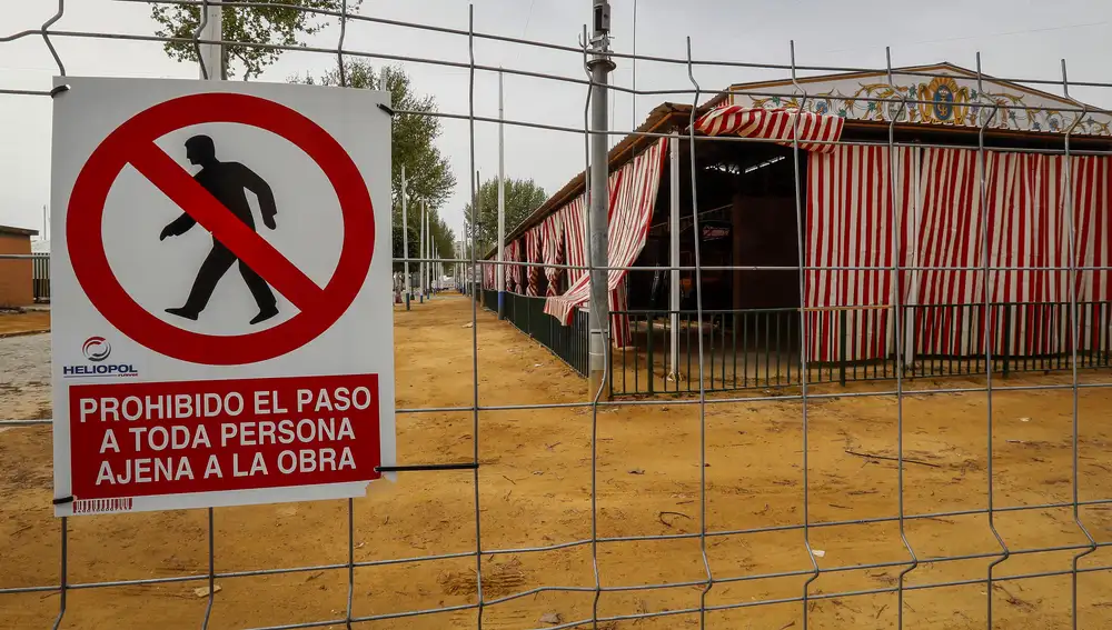 Casetas a medio montar en la Feria de Abril de Sevilla, cuyo aplazamiento por la pandemia de coronavirus es una medida sin precedentes en la ciudad.