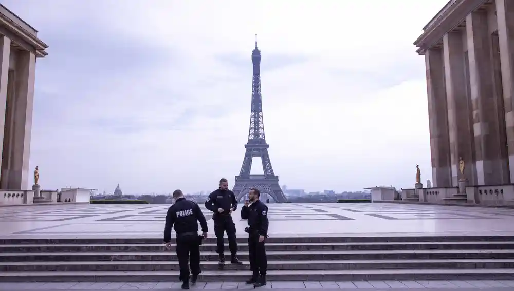 17 de marzo 2020, París, Francia. Encontramos solamente tres polícias en la famosa plaza de Trocadero enfrente de la Torre Eiffel.