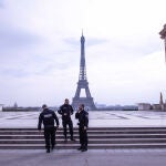 17 de marzo 2020, París, Francia. Encontramos solamente tres polícias en la famosa plaza de Trocadero enfrente de la Torre Eiffel.