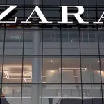Un logo de Zara en una de sus tiendas de Chile