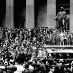 La gente se agolpa en la puesta de la Bolsa de Nueva York en Octubre de 1929