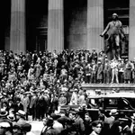 La gente se agolpa en la puesta de la Bolsa de Nueva York en Octubre de 1929