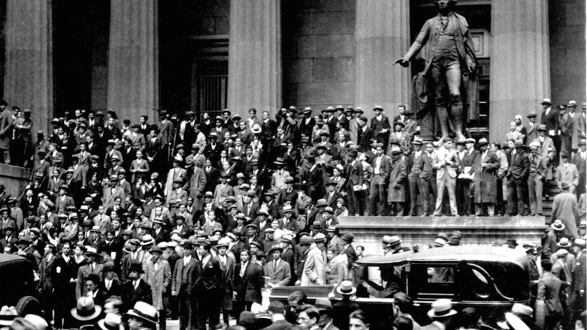 La gente se agolpa en la puesta de la Bolsa de Nueva York en Octubre de 1929