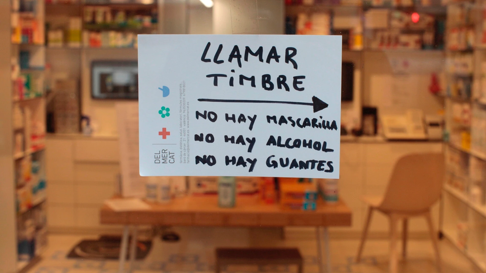 Un cartel en el exterior de una farmacia en el centro de Valencia advierte de que tanto guantes, mascarillas y alcohol se encuentran agotados durante el cuarto día del estado de alarma decretado por el Gobierno.EFE/ Biel Aliño