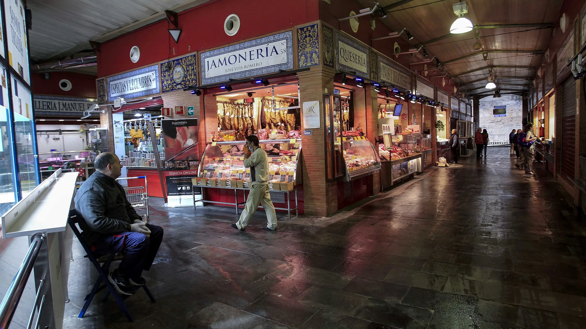 Aspecto que presenta el mercado de Triana, en Sevilla, sin apenas público por el estado de alarma
