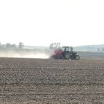 Un agricultor trabaja con su tractor en el campo