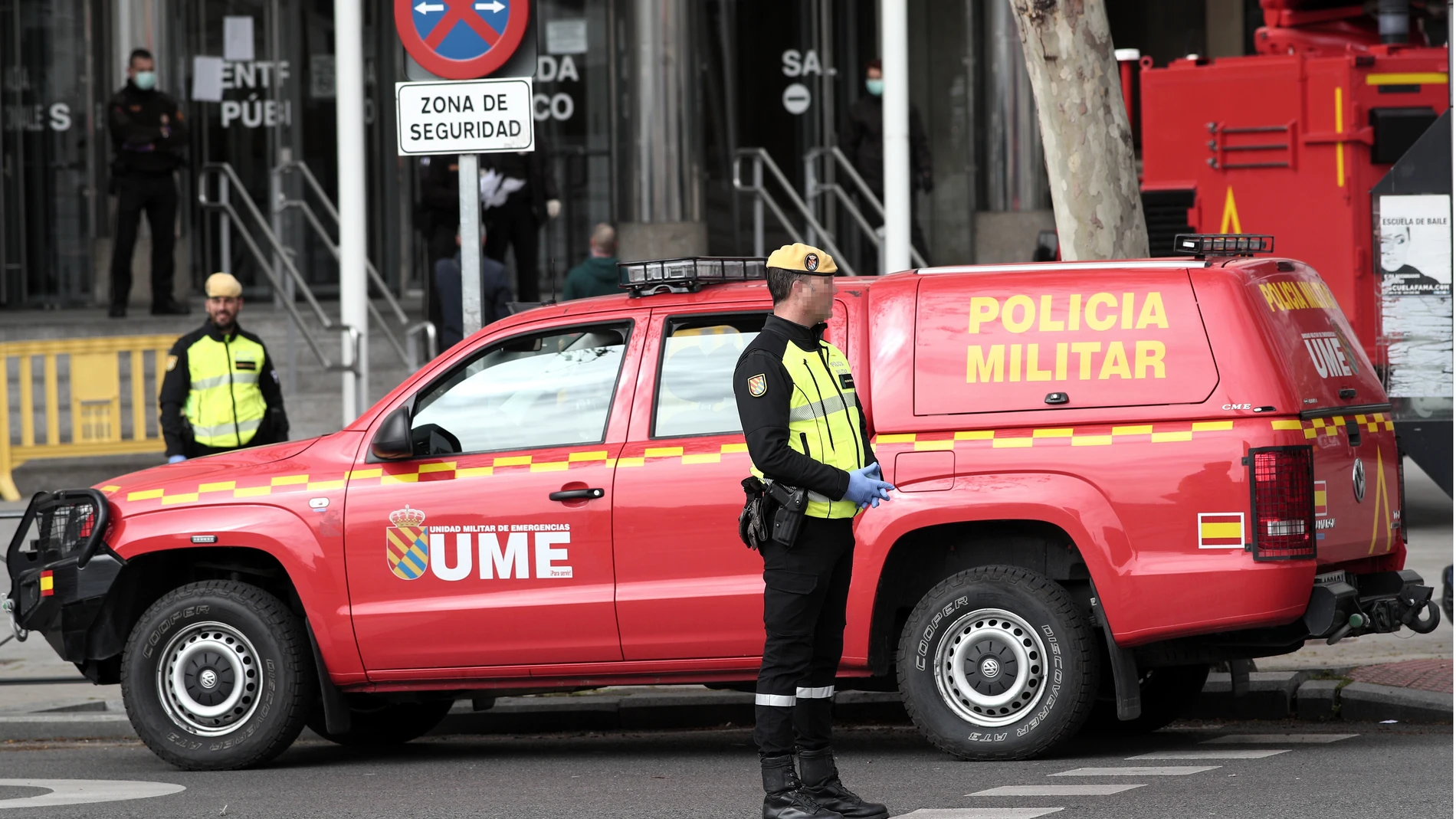 Un militar de la UME vigila los juzgados madrileños de Plaza Castilla