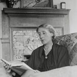 Virginia Woolf leyendo en su casa