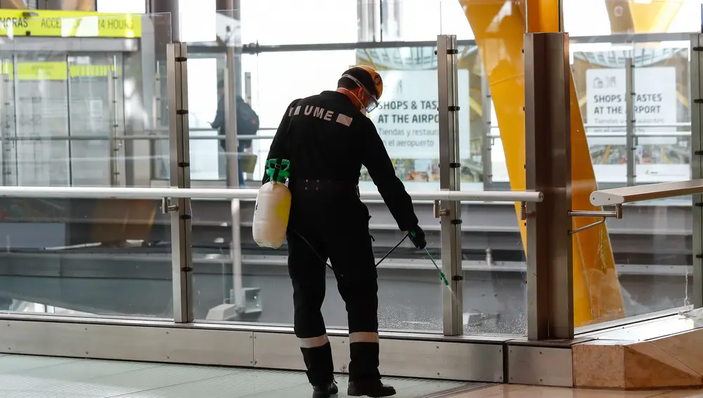 Un militar de la UME en el Aeropuerto de Madrid