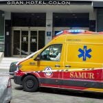 Una ambulancia llega al Gran Hotel Colon