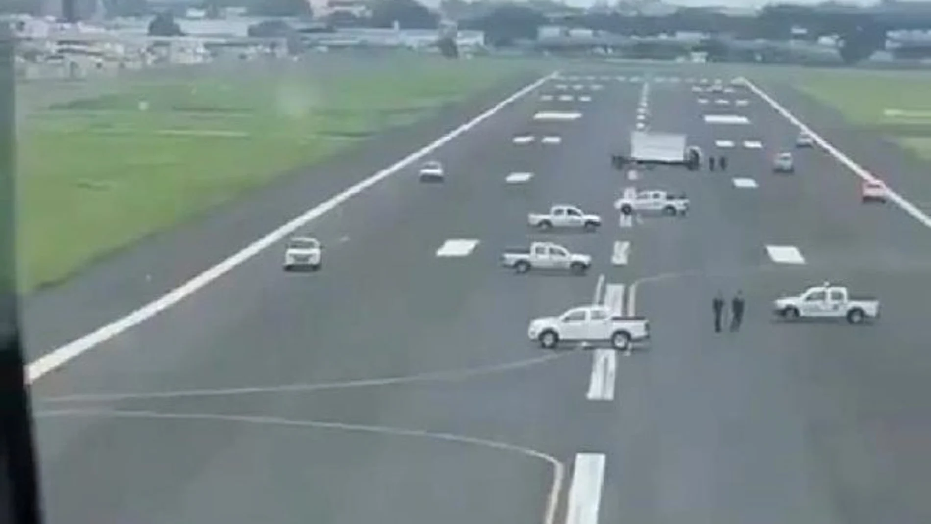 Ordenó colocar vehículos en la pista para que el avión no pudiera aterrizar. fue desviado a Quito, donde tocó tierra sin problema.
