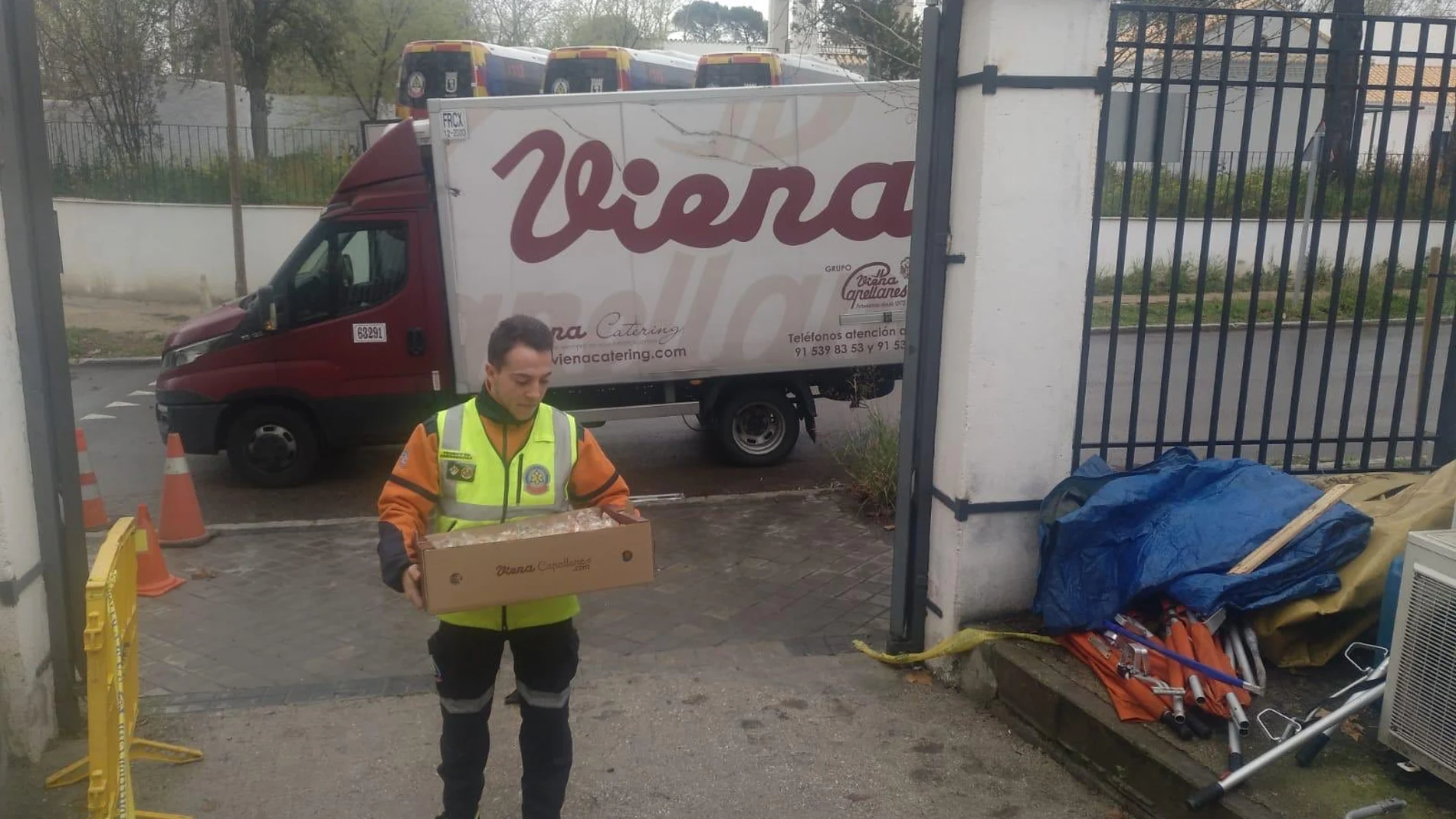 Viene Capellanes continua paralelamente con otras inicativas, como es la atencióna los servicios de emergencias, con el reparto de sádwiches.