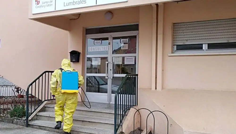 Bomberos de la Diputación de Salamanca realizan labores de limpieza