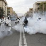 Bomberos iraníes desinfecta las calles de Teherán