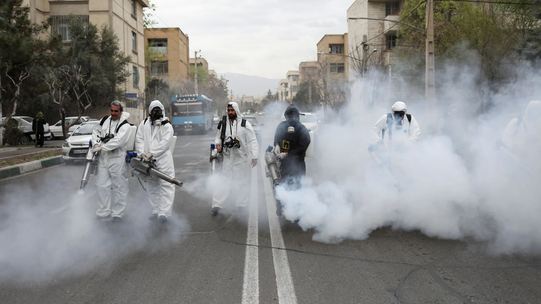 Bomberos iraníes desinfecta las calles de Teherán