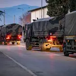 Camiones militares trasladan féretros con cuerpos de infectados por el coronavirus