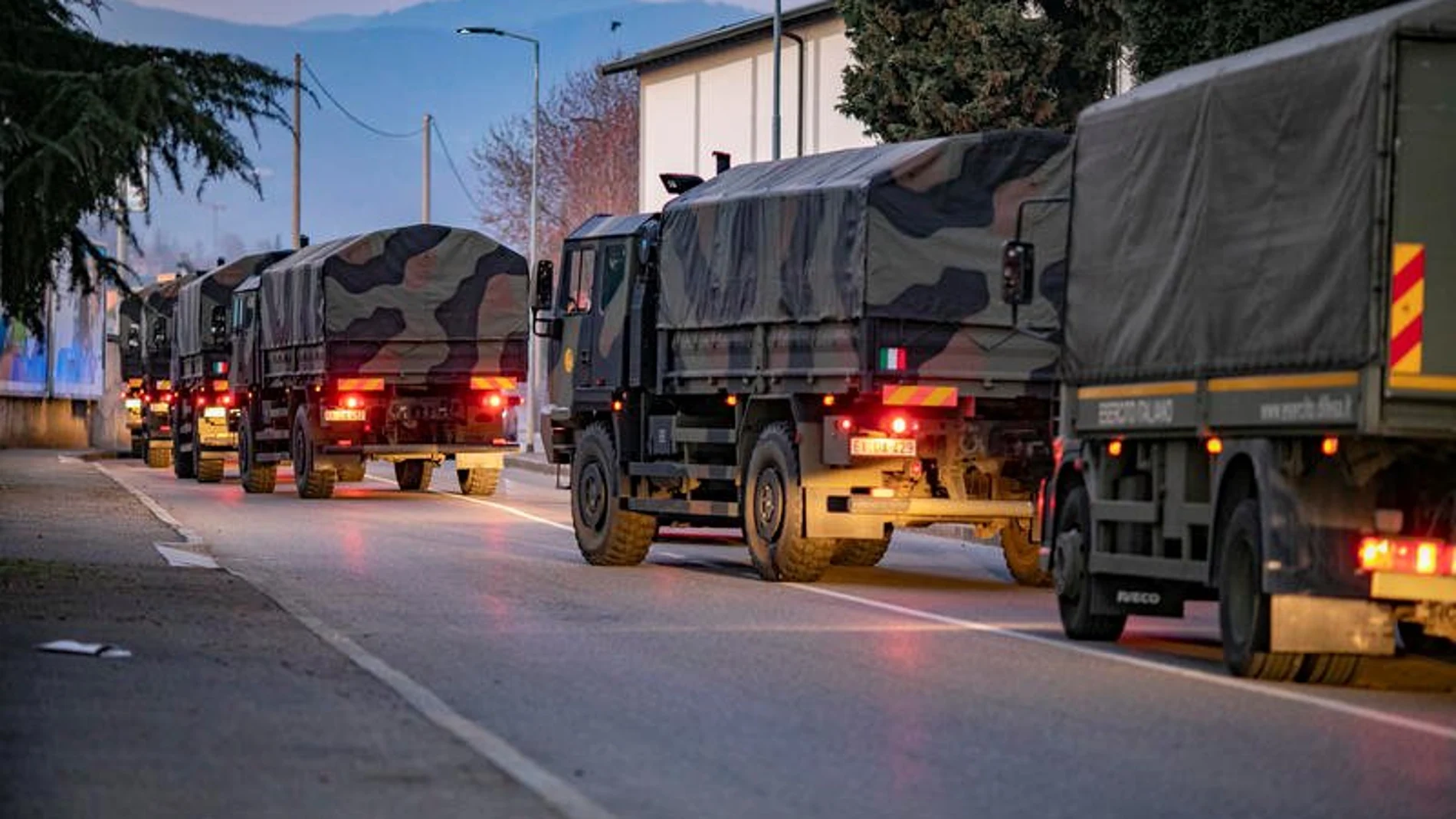 Camiones militares trasladan féretros con cuerpos de infectados por el coronavirus